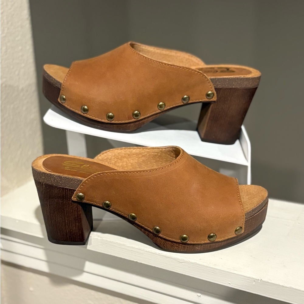 NEW- Sbicca Montrose Beige/Brown Studded Mule Clog Shoes Women’s Size 10